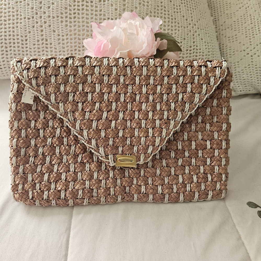 NWT Tianjin Elegant Beautiful Woven Clutch in Tan and Cream Gold Rose Wristlets